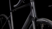 Silniční kolo CUBE ATTAIN C:62 RACE blackline 2025