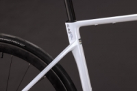 Silniční kolo Cube ATTAIN C:62 SLX metallicwhite´n´black 2027