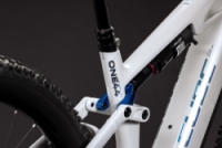 Elektrokolo CUBE STEREO Hybrid ONE44 HPC PRO 800 metallicwhite´n´blue 2027
